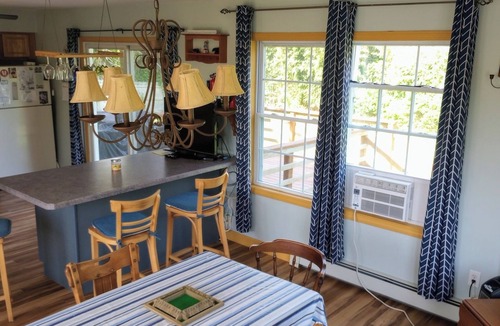 Little Compton House | 4 Bed 2 bath Short Walk to South Shore Beach