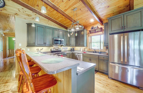 Newland Cabin | 4 Mi to Grandfather Mtn! Family-Friendly Cabin