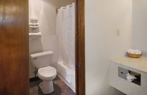 Guymon Hotel | 4 Peaceful Rooms for Couples – Explore, Relax & Unwind in Guymon!
