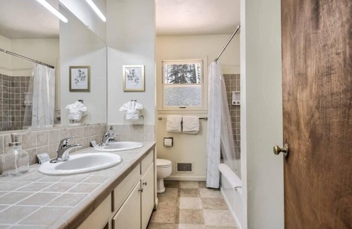 Cascade-Chipita Park Cabin | 4BR|Mountain Views|Hot Tub, Firepit|Hiking