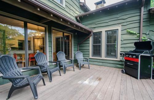 Hendersonville House | 4BR Retreat-Porch-Fireplace-Ping Pong