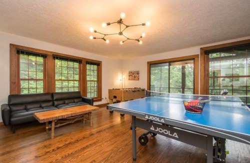 Hendersonville House | 4BR Retreat-Porch-Fireplace-Ping Pong