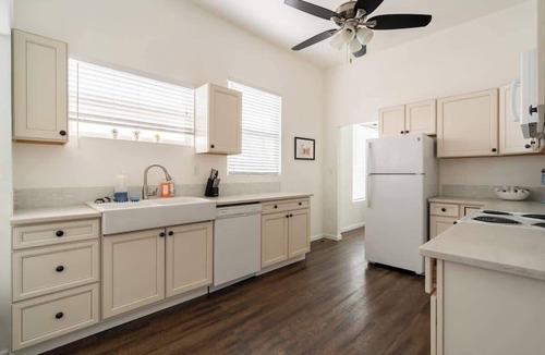 Hosford-Abernethy House | 4BR Sleeps 9 Spacious Home Walkable Area