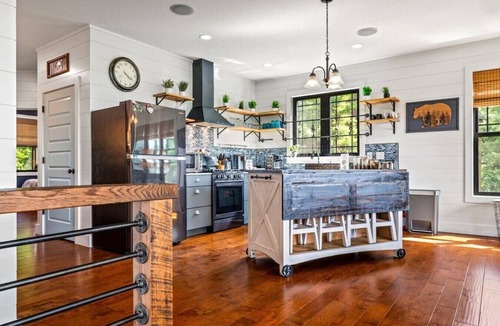 Walland Cabin | 4BR w/Incredible Views! Hot Tub*Privacy!