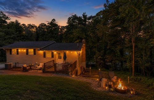 Johnson City House | 5 br 2 ba Bear Oaks Retreat Mountain Escape Spacious Stay for Family and Friends, near downtown Johnson City