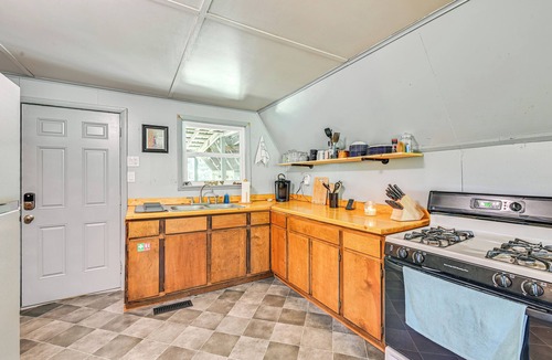 Wellington Cabin | 5 Mi to Cave Run Lake: Wellington Cabin w/Deck!