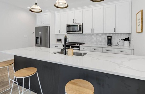 East Garfield Park Condo | 5 Min from downtown I Free Parking I Workspace