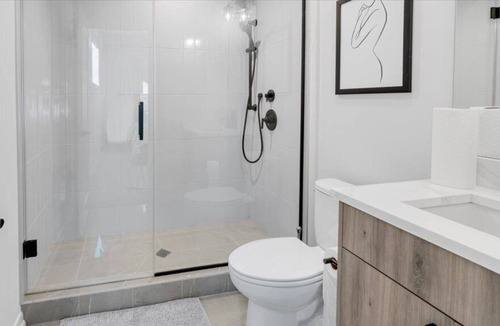 East Garfield Park Condo | 5 Min from downtown I Free Parking I Workspace