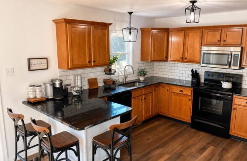Sharpsburg House | 5-Minute Walk to Winery & Battlefield 1-Acre Wine Weekend Getaway w/Fire Pit