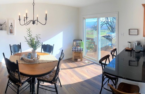 Sharpsburg House | 5-Minute Walk to Winery & Battlefield 1-Acre Wine Weekend Getaway w/Fire Pit