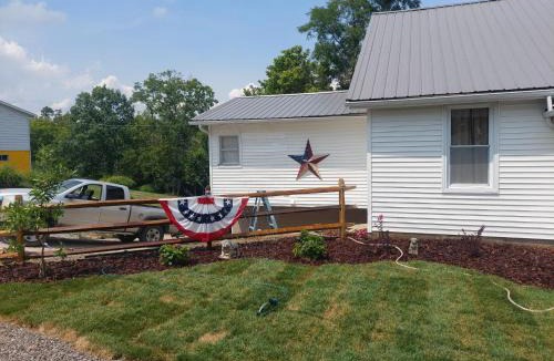 Williamstown House | 5BR Home Pool, hot tub, pet friendly by ARK Experience