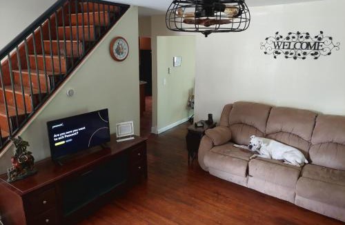 Williamstown House | 5BR Home Pool, hot tub, pet friendly by ARK Experience