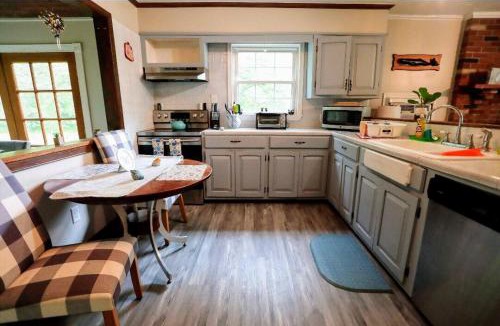Sharpsburg Ski Chalet | 6-Acre Garden Home Across from Canal Near Antietam