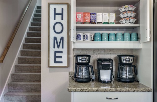 South Bend House | 6 BR Family and Friends Retreat- Pool, Theatre, Walk to Notre Dame & Restaurants
