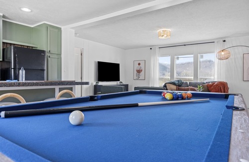 Bowen House | 7 mins RRG | Hot Tub & Pool Table | Nada Tunnel