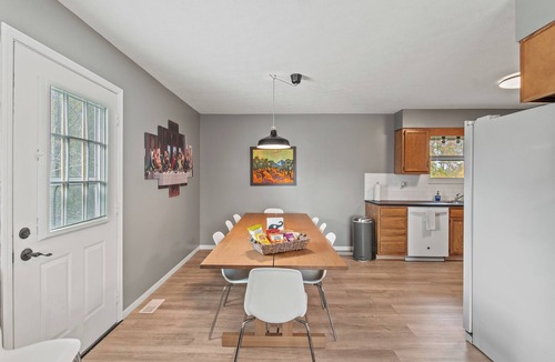 Williamstown House | 8 min to Ark, Playroom, Sleeps 12 on Quiet Street