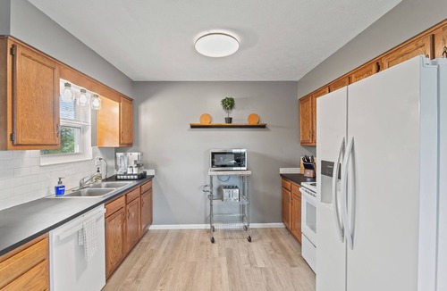 Williamstown House | 8 min to Ark, Playroom, Sleeps 12 on Quiet Street