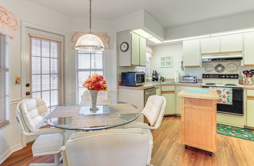 Plantation House | 9 Mi to Caspersen Beach: Lake-View Home w/Porch!