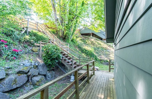 Rainier Valley House | 9852 Upper · 4b2b Upper Unit @S Seattle w/Panoramic Lake View