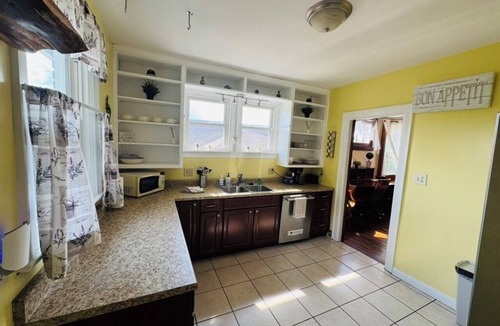 Norwood House | A#2 Executive 2BRApartment Prime Location City Skyline View of Downtown