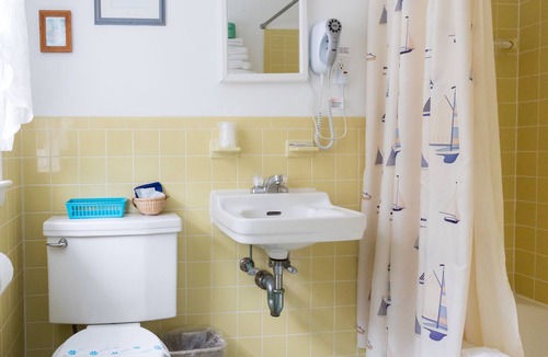 West Harwich Hotel | A Beach Breeze Inn