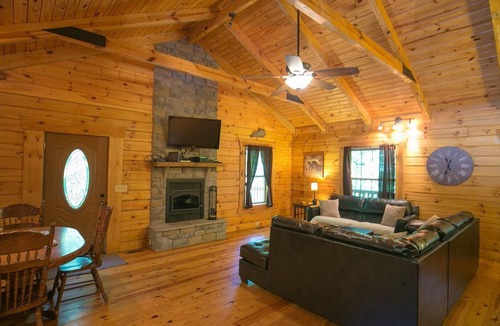 Stanton Cabin | A beautiful log cabin sitting in a forested paradise!
