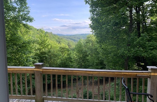 Fleetwood House | A Chic Mountain Retreat! 30 Minutes from Appalachian State!