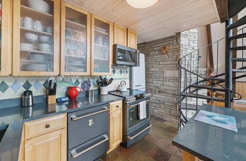 Marion Ski Chalet | A-frame amazing mtn views, hot tub, game room, BRParkway Burnsvillle & hiking