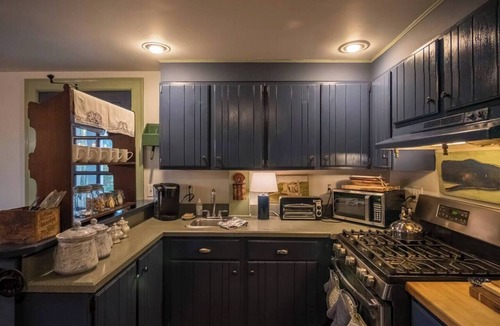 Stonington Apartment | A Mystic Stay as sweet as Apple Pie!