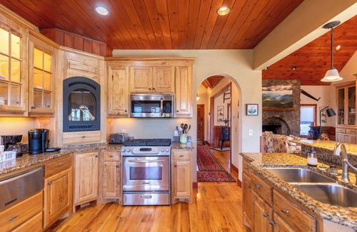Tynecastle House | A Tree Top Mountain Home - Views, Game Room, Pet Friendly