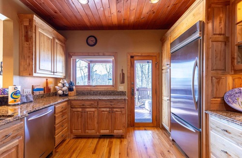Tynecastle House | A Tree Top Mountain Home - Views, Game Room, Pet Friendly