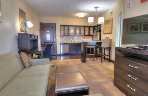 Farragut Apartment | Accessible 1BR Suite w/Daily Breakfast + Pool