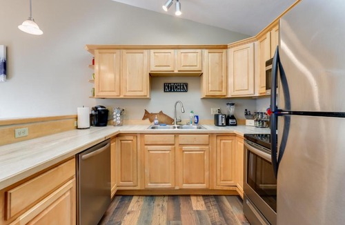 Sand Lake House | Accommodating Anchorage Abode < 1 Mi to Jewel Lake