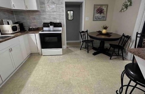 Westwood House | Adorable 2 Bedroom Modern Home