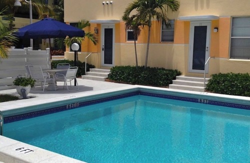 Hollywood Condo | Adorable condo steps to the beach in vibrant Hollywood