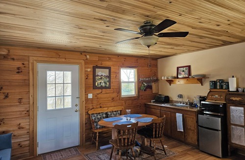 Frenchburg Cabin | Adorable couples retreat in Frenchburg with easy access to the Red River Gorge