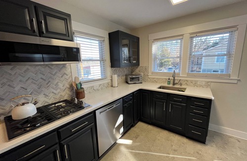 Woodfin House | Adorable Cozy Mountain Home. 3-bedroom house in wonderful Woodfin with AC, WiFi.