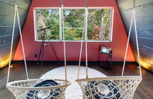 Omaha Cabin | Adults-Only A-Frame | Hot Tub + Steam Shower