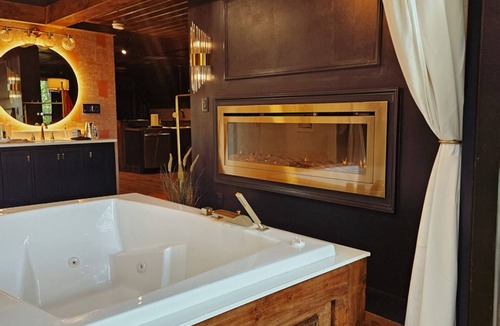 Wellington Cabin | Adults only, Honeymoon Cabin with view, Covered Hot Tub, Fireplace, & TV.