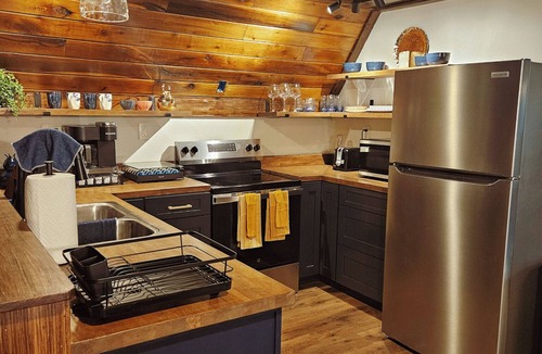 Wellington Cabin | Adults only, Honeymoon Cabin with view, Covered Hot Tub, Fireplace, & TV.