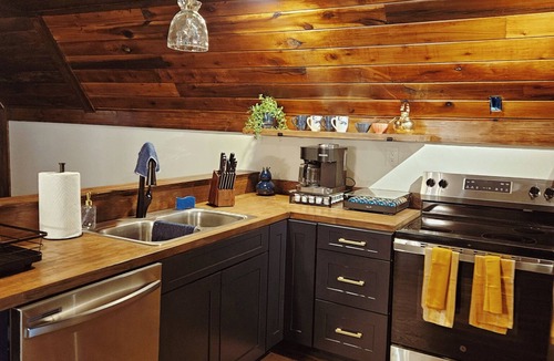 Wellington Cabin | Adults only, Honeymoon Cabin with view, Covered Hot Tub, Fireplace, & TV.