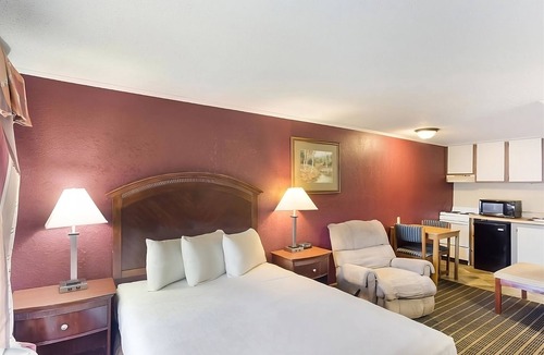 Summit Hotel | Affordability Meets Comfort in the Knights Inn Ashland! Pool, Pet-Friendly!