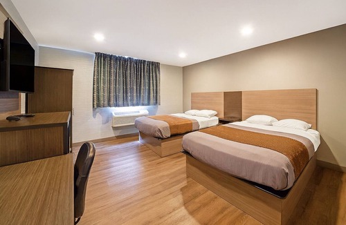 Foxboro Hotel | Affordable Accommodation Near Capron Park Zoo! FREE Breakfast & Parking!
