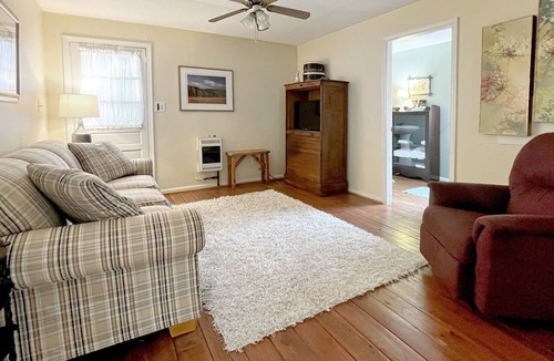 Bolivar Cottage | Affordable comfy cottage. Pet-friendly!