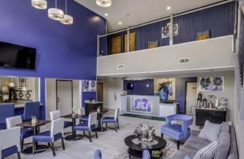 Lexington Hotel | Affordable Getaway! Free Parking, Free Breakfast, Near Castlewood Park