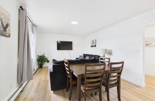 College Apartment | Airport and University stay #7