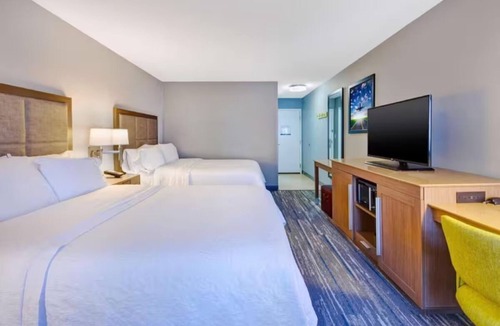 Mount Saint Joseph Hotel | Airport CVG 2 Queen Room Breakfast, Pool & Gym