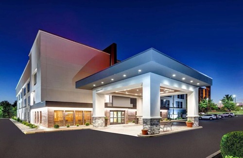 Mount Saint Joseph Hotel | Airport CVG 2 Queen Room Breakfast, Pool & Gym