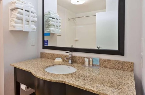 Mount Saint Joseph Hotel | Airport CVG King Room Breakfast, Pool & Gym