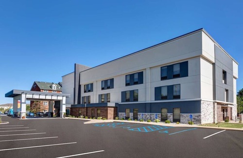 Mount Saint Joseph Hotel | Airport CVG King Room Breakfast, Pool & Gym